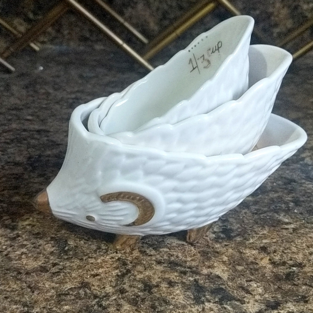 EUC Anthropologie Hedgehog Measuring cups